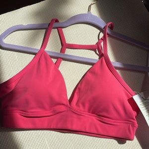 Adjustable bra straps. Removable cups. Classic studio bra style bra